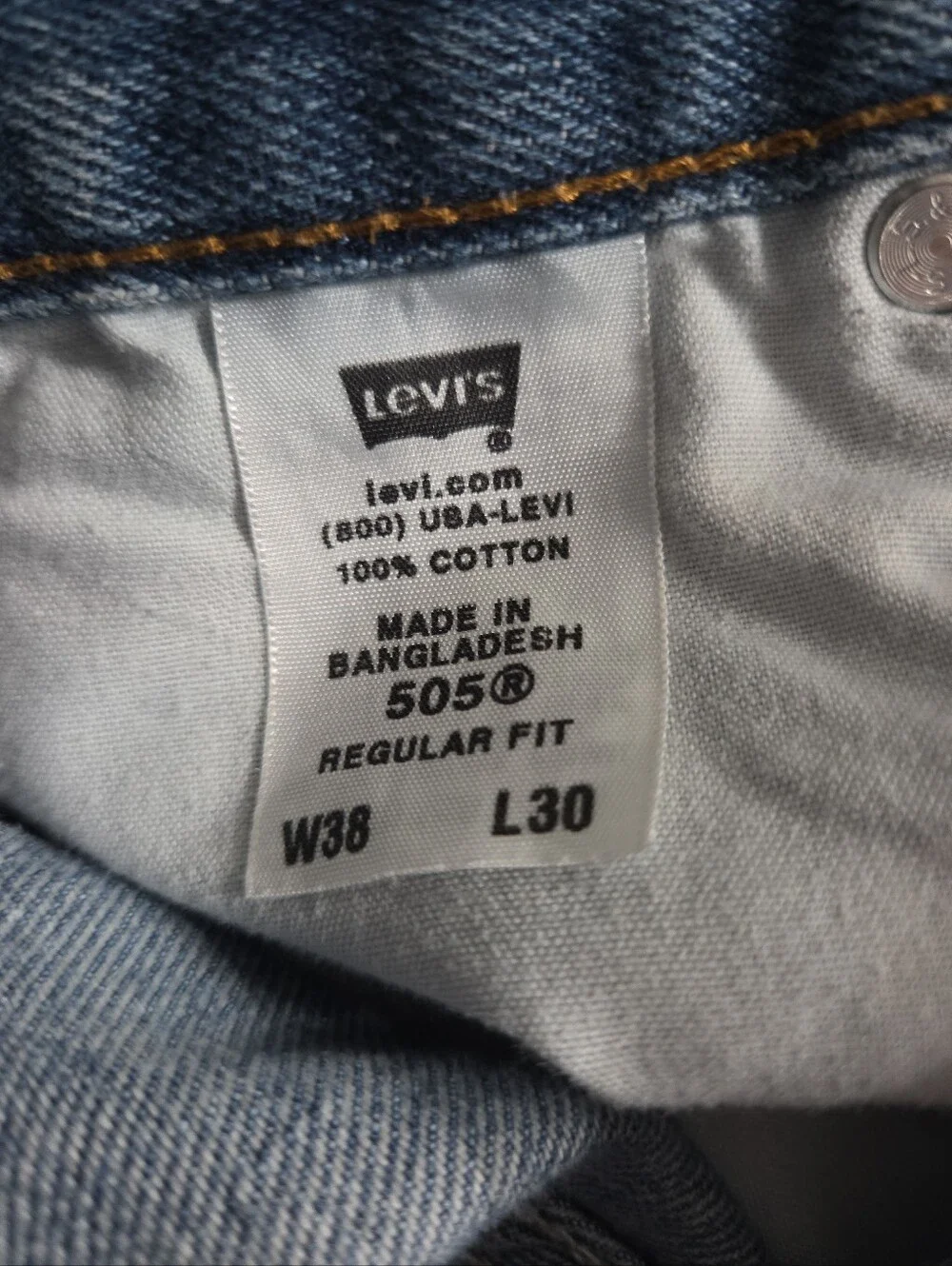 Levi's Men's 505  Straight leg Jeans in Medium Blue Wash.  38-30.